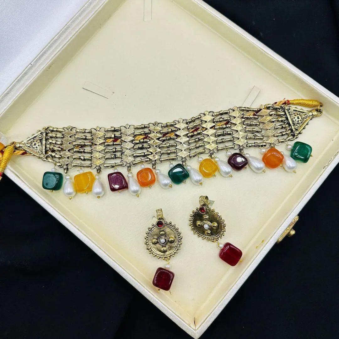 Saaz Choker
