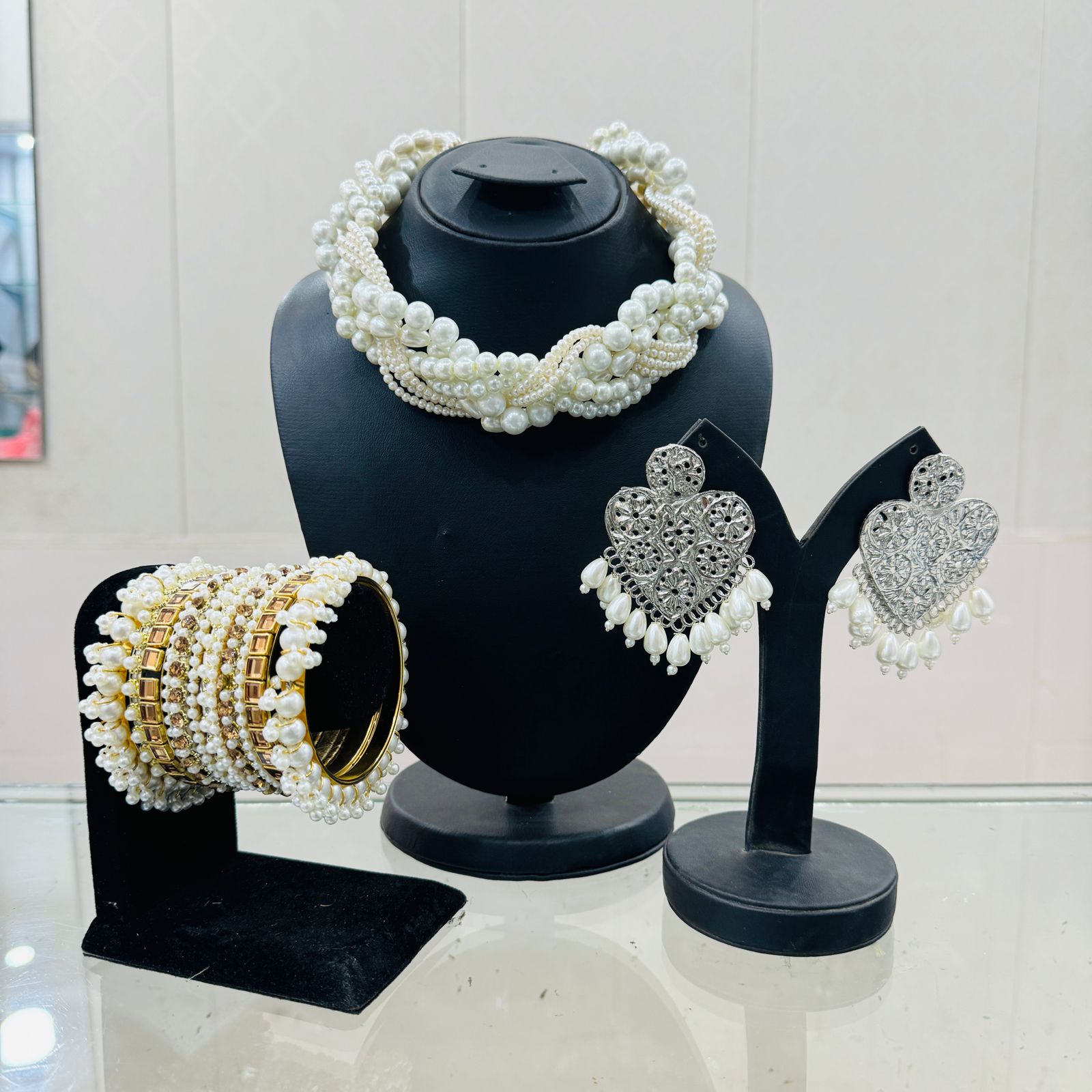 BEAUTIFUL PEARL NECKLACE WITH MATCHING EARRINGS AND BANGLES